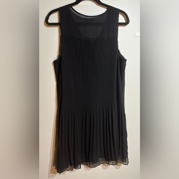 Nine West V-neck pleated shift dress.  Size L - Picture 4 of 5